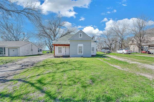 706 Harrel Avenue, Bynum, TX 76631