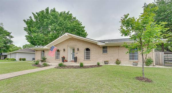 1608 Charlottsville Drive, Ennis, TX 75119