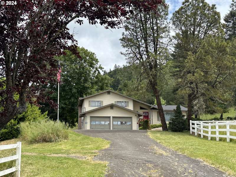 1707 DEL RIO RD, Roseburg, OR 97471