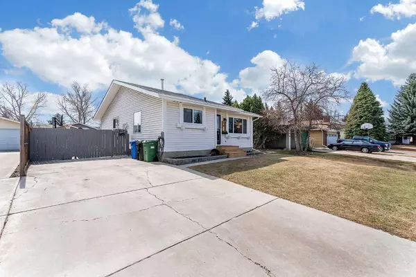 Calgary, AB T2J 5X8,19 Deer Lane Close SE