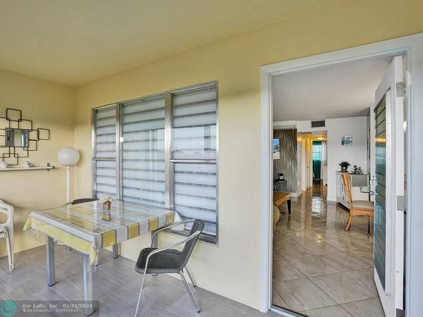 Deerfield Beach, FL 33441,802 SE 7th St  #405