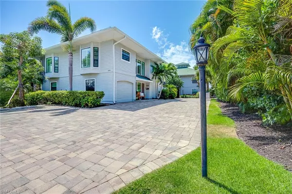 392 7th AVE S 4, Naples, FL 34102