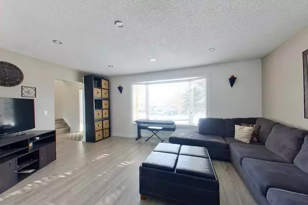 Fort Mcmurray, AB T9K1J8,158 MacLaren CRES