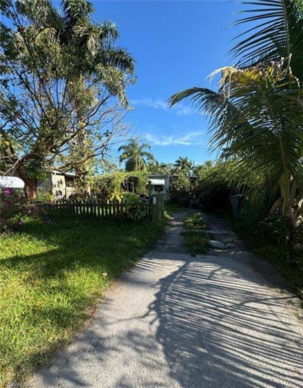 2593 Holly AVE, Naples, FL 34112