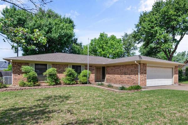 2700 Lucas Drive,  Arlington,  TX 76015