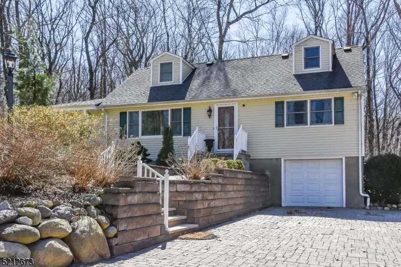 19 Walnut Ln, Kinnelon Boro, NJ 07405