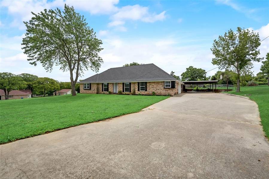 136 Towering Oaks Court, Burleson, TX 76028