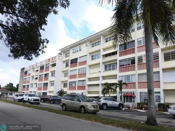 Hallandale Beach, FL 33009,215 SE 3rd Ave  #206A