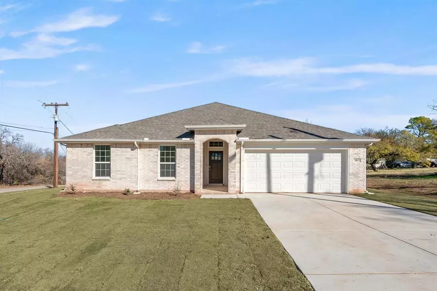 202 Bartlett Court, Runaway Bay, TX 76426