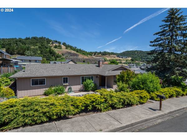 2066 NW SUNBERRY DR, Roseburg, OR 97471