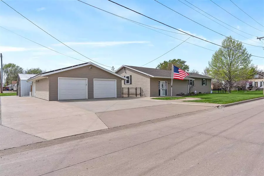 115 N 13th Ave, Washington, IA 52353