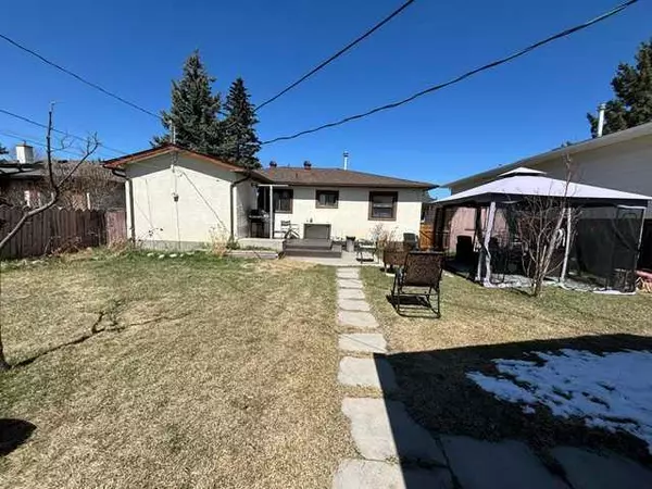 Calgary, AB T3B 2A3,8823 47 AVE NW