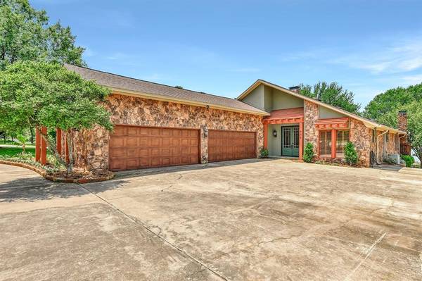 936 Kiowa Drive E, Lake Kiowa, TX 76240