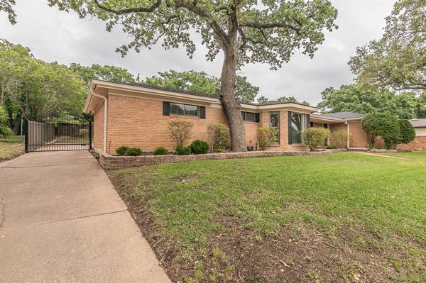 Hurst, TX 76053,524 Oak Park Drive