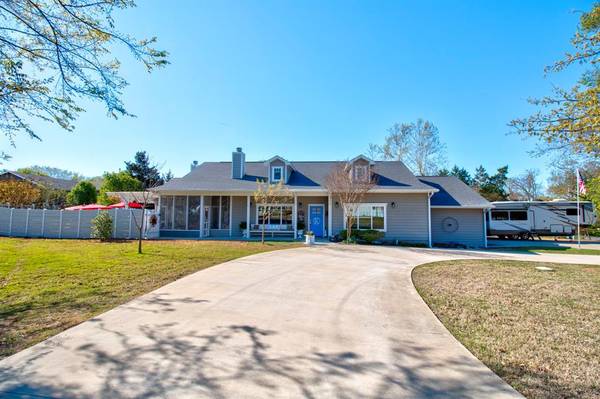 300 Colt Drive E, Lake Kiowa, TX 76240