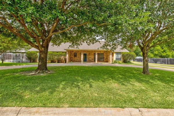 902 Highland Drive, Cleburne, TX 76033