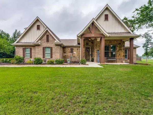 210 Oakwood Court, Mansfield, TX 76063