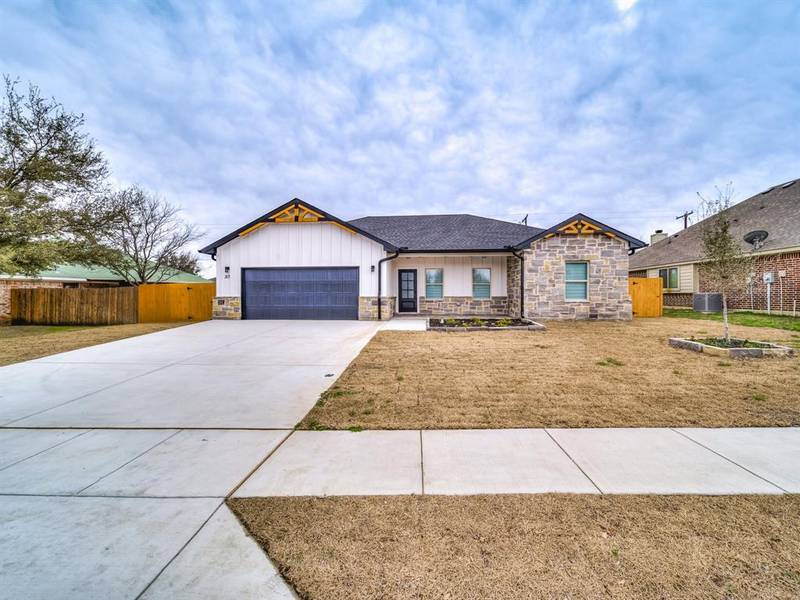 317 Lakeview, Alvarado, TX 76009