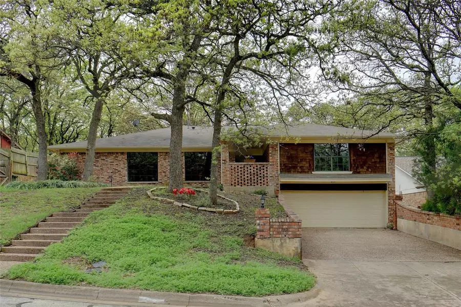 2802 Woodshire Drive, Arlington, TX 76016