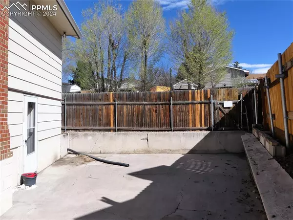 Colorado Springs, CO 80915,1422 Mears DR