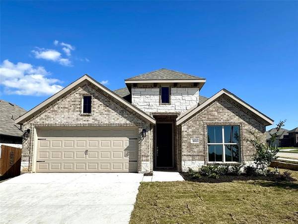 900 Versailles Court, Cleburne, TX 76033