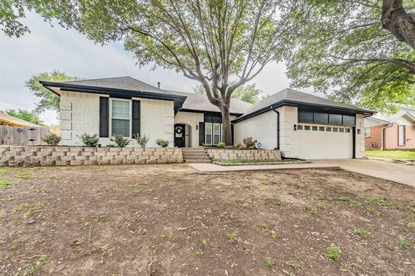 706 Hinsdale Drive, Arlington, TX 76006