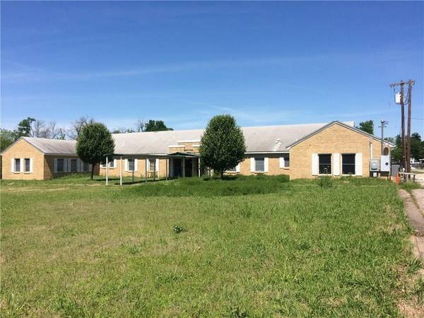 300 W Crockett Street, Wolfe City, TX 75496