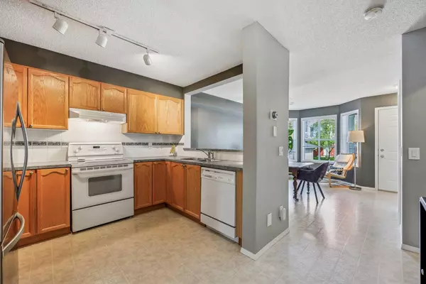 Calgary, AB T3K5K1,8 Country Village LNDG NE