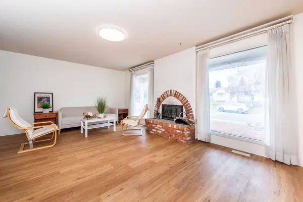 Calgary, AB T2K 0R1,627 75 AVE NW