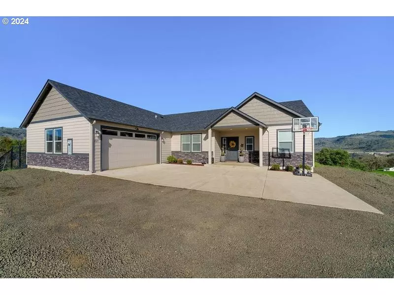 225 STONE RIDGE CT, Roseburg, OR 97471