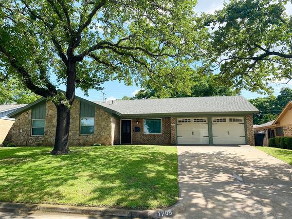 1709 Signet Drive, Euless, TX 76040