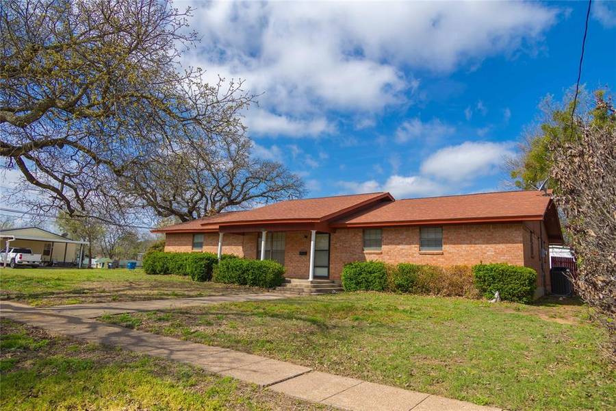 232 S Moseley Street, De Leon, TX 76444