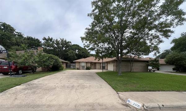 206 Oakhaven Drive, Grand Prairie, TX 75050