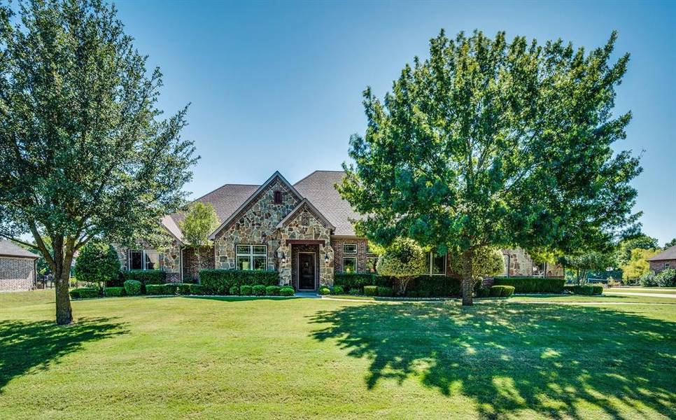 2047 Willow Bend Drive, Oak Leaf, TX 75154