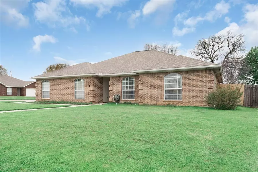 601 Oak View Court, Azle, TX 76020