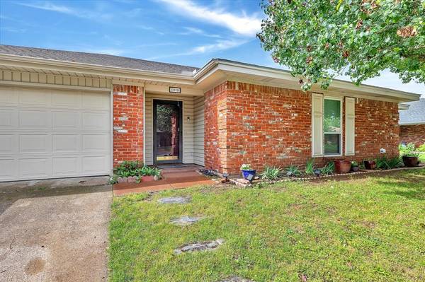 1010 De Pauw Drive, Arlington, TX 76012