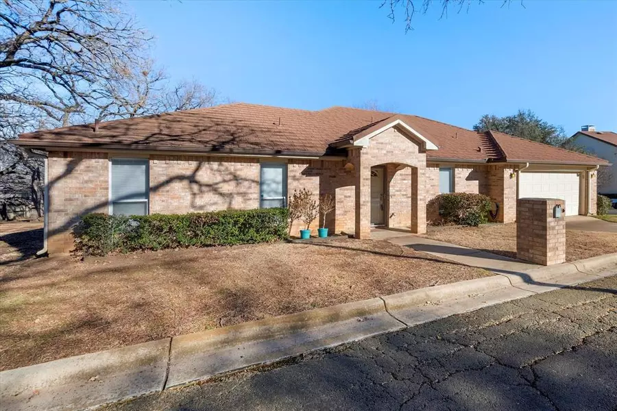 5830 Chimney Wood Circle, Fort Worth, TX 76112