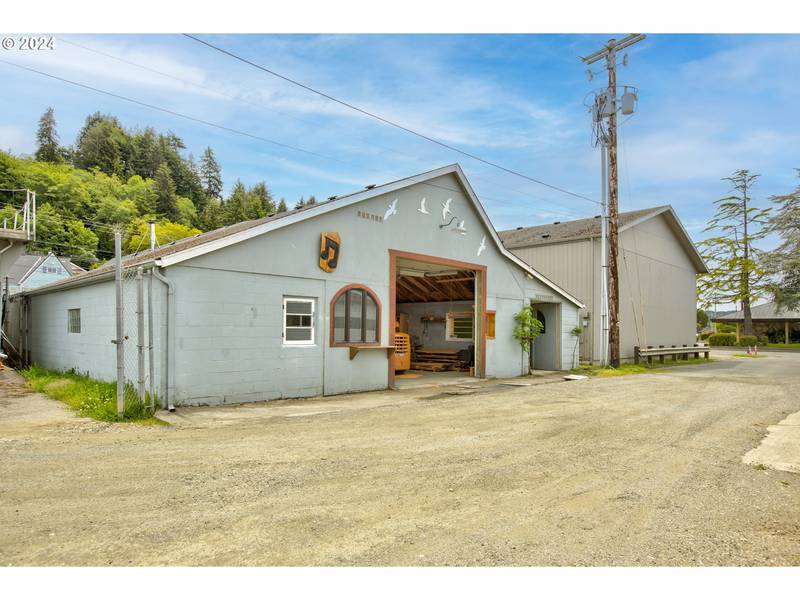 563 WINCHESTER AVE, Reedsport, OR 97467