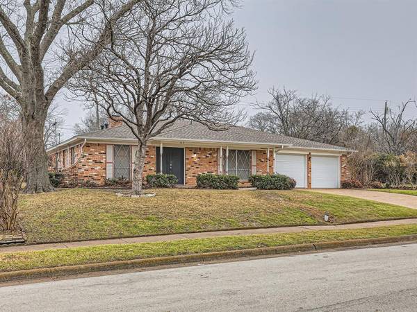 123 Windwood Drive,  Desoto,  TX 75115