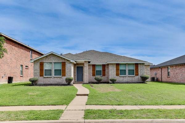 1424 Swift Fox Drive,  Lancaster,  TX 75134