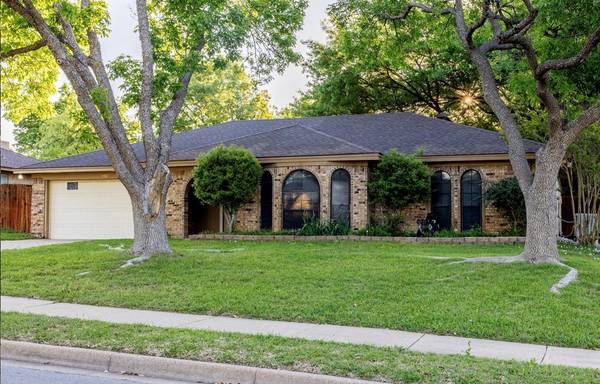 232 Meadowhill Drive, Benbrook, TX 76126