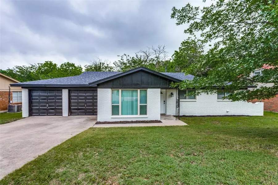 1209 Sproles Drive, Benbrook, TX 76126