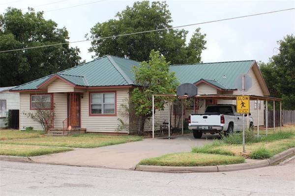 841 N 3rd Avenue,  Munday,  TX 76371