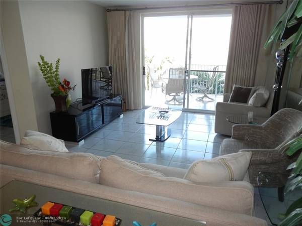Sunny Isles Beach, FL 33160,18260 N Bay Rd  #316
