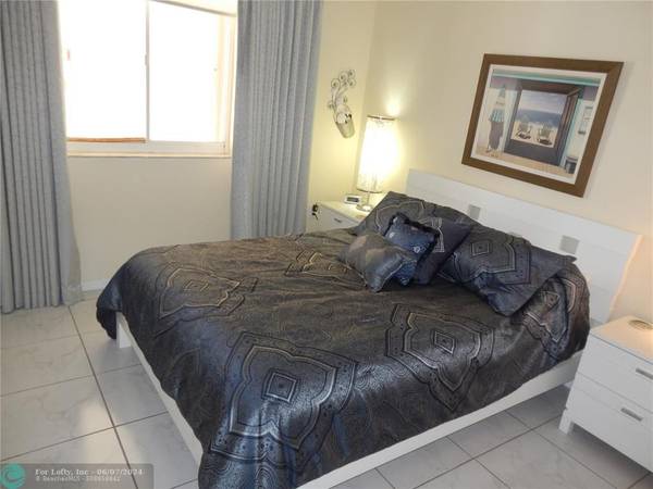 Sunny Isles Beach, FL 33160,18260 N Bay Rd  #316