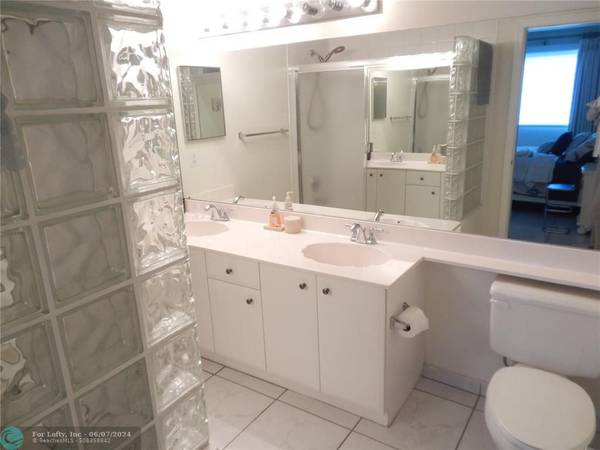 Sunny Isles Beach, FL 33160,18260 N Bay Rd  #316