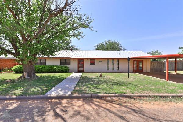 1106 E Mcarthur Street, Rotan, TX 79546