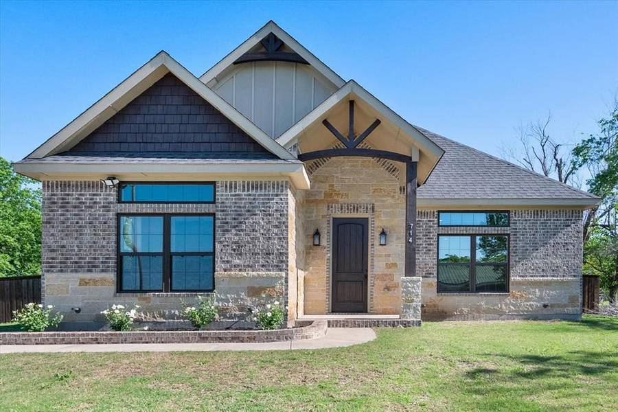 714 E Pace Street, Frost, TX 76641