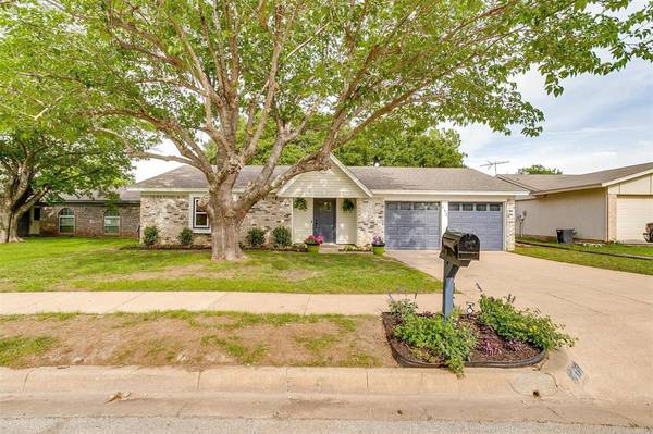 112 Matthew Drive, Crowley, TX 76036