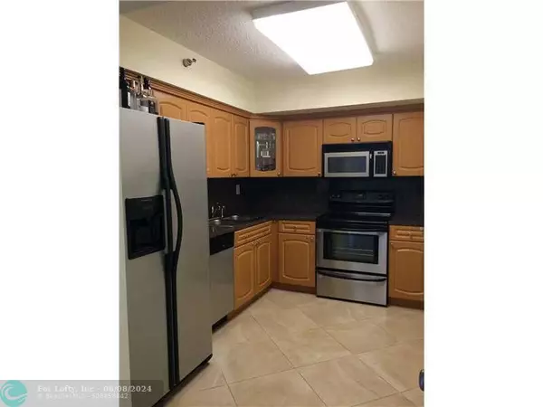 Aventura, FL 33180,3300 NE 191st St  #614